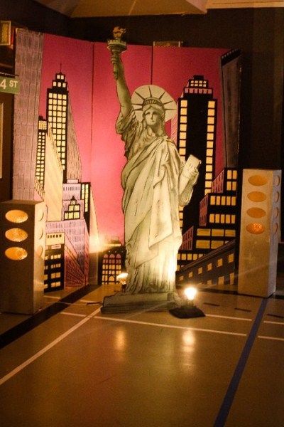 New York Theme Party, New York Dance, Broadway Theme, School Dance Ideas, Homecoming Themes, New York Broadway, New Years Ball, New York Party, New York Theme