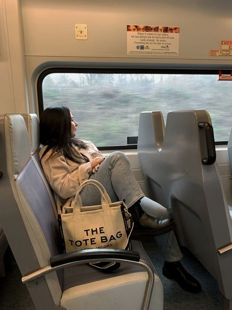 The Tote Bag Outfit Marc Jacobs, Tote Bag For University, Marc Jacobs Bag Outfit, Marc Jacobs Tote Bag Aesthetic, Marc Jacobs Outfits, The Tote Bag Marc Jacobs Outfit, Mark Jacobs Tote Bag, Marc Jacobs Tote Bag Outfit, Marc Jacobs Leather Tote Bag