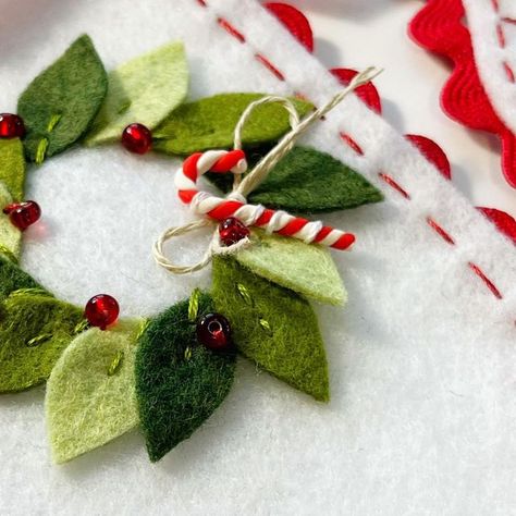 Vintage Felt Stockings Christmas, Felt Christmas Stockings Ideas Homemade, Christmas Stockings Designs, Christmas Stocking Designs, Felt Christmas Gifts, Christmas Felt Ornaments Patterns, Homemade Stockings Christmas, Christmas Homemade Decorations, Felt Christmas Ornaments Patterns