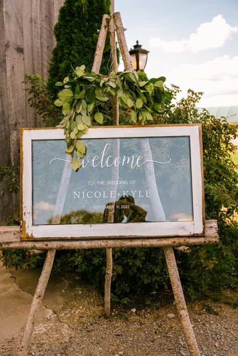 A vintage window as a welcome sign for a barn wedding. Photo by Cindy Lottes Photography Wedding Sign Display Ideas, Old Window Signs Wedding, Window Signs For Wedding, Glass Window Wedding Signs, Vintage Window Wedding Sign, Window Wedding Welcome Sign, Vintage Frame Wedding Decor, Country Wedding Welcome Sign, Diy Country Wedding Decor