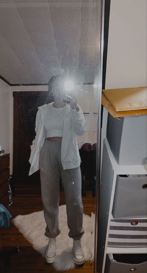 Sweatpants And High Tops, Sweatpants And Platform Converse, Joggers Outfit Converse, Converse And Joggers Outfits, White Converse Sweatpants Outfit, Grey Sweatpants Outfit With Converse, Converse Joggers Outfits, Joggers With High Top Converse, Highcut Converse Outfit Pants