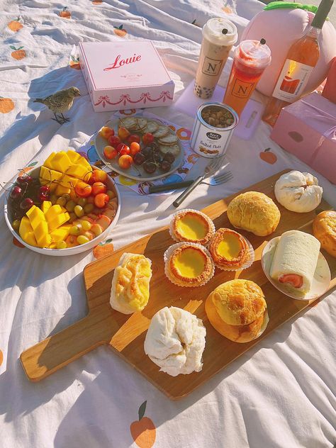 dim sum picnic Kawaii Picnic Food, Dim Sum Aesthetic, Cute Picnic Food, Asian Picnic, Kawaii Picnic, Rainbow Picnic, Cottage Core Picnic, Charcuterie Picnic, Rainbow Gingham