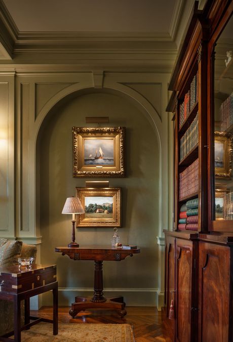 Mahogany Room Interiors, Dark Green Paneled Walls, New York Classic Apartment, Olive Green Lounge Room, British Traditional Interior Design, Veere Grenney Interiors, Traditional Library Design, English Antiques Decorating, Green Room Dark Wood Furniture