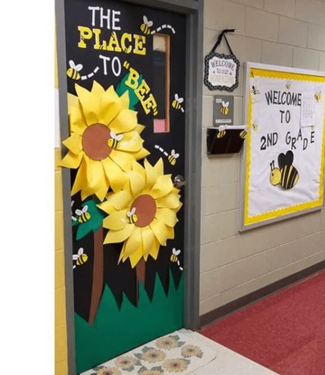 Bee Classroom Decor, Classroom Door Ideas, Spring Classroom Door, Preschool Door, Bee Room, Bee Themed Classroom, Spring Door Decoration, Bee Classroom, School Door Decorations