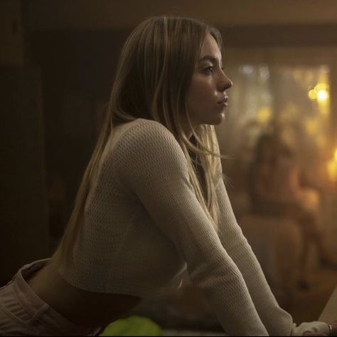 #euphoria #euphoriahbo #cassie #sydney #sydneysweeney #tvseries #tvshows #hbo #a24 #aesthetic Where To Watch Euphoria For Free, Cassie Euphoria Aesthetic, Cassie Howard Outfits, Cassie Euphoria Outfits, Cassie Howard Aesthetic, Cassie Aesthetic, Euphoria Cassie, Cassie Euphoria, Friends Aesthetics