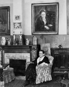 Gertrude Stein and French Fascists: The Overlooked History http://nyr.kr/K7fOZH Ernest Hemingway, Paris 1920, Paris House, Gertrude Stein, A Moveable Feast, Woman Authors, Art Chair, Book Writer, The New Yorker