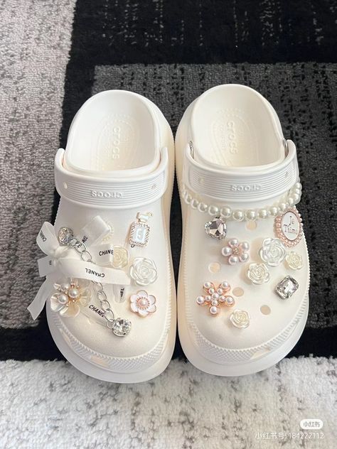 Crocs Fashion, Preppy Shoes, Cute Shoes Heels, Cute Slippers, Bling Shoes, Girly Shoes, Fesyen Hijab, Croc Charms, Decorated Shoes