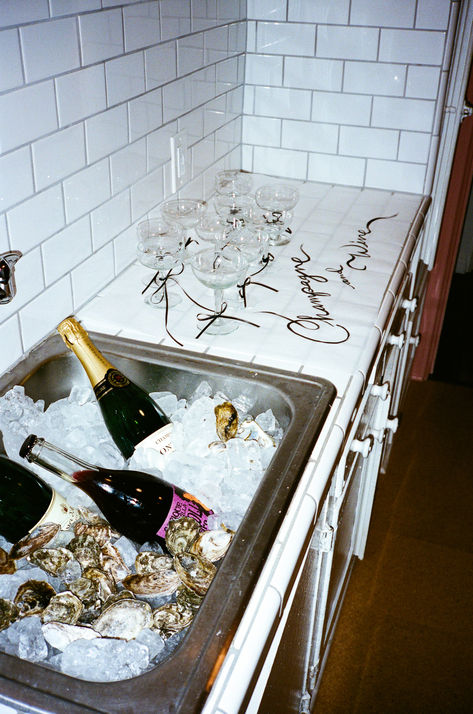 My new favorite way to have booze and bubbles on ice. Kitchen sink full of ice and bottles of wine… throw in some oysters ready for shucking, and you have a beautifully chic and functional spot for beverages and glassware. And if like me, you are tight on space in a mini 1920’s kitchen, this hack might be the best hosting tip of the year. Trendy Party Ideas, Martini Dinner Party, A Tiny Bit Older Party, Martini Bar Party, Dirty Martini Party, Summer Spritz, 30th Ideas, Martini Party, Easy Bar