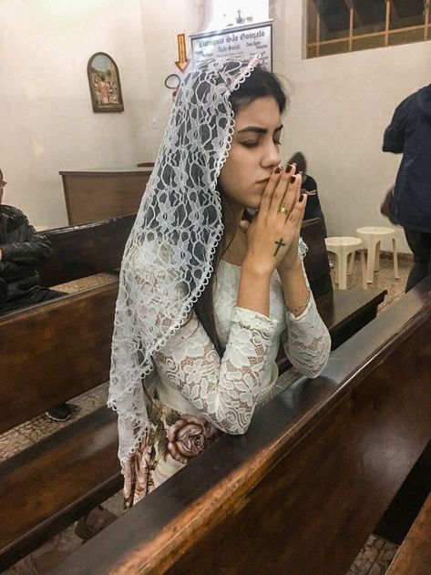 Catholiccore Aesthetic, Lapvona Aesthetic, Modest Outfits Church, Veiling Christian, Christian Veils, Modest Woman, Tanaman Indoor, Modest Style, Christian Girls