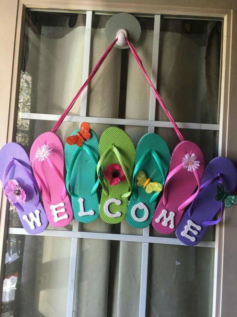 Simple and easy Kauai Hawaii, Flip Flop Decorations, Decorating Flip Flops, Flip Flop Wreaths, Easy Diy Wreaths, Hawaii Party, Fiesta Tropical, Hawaiian Party, Tropical Party