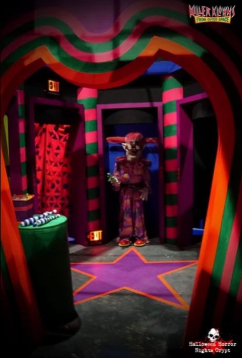 Killer Clowns From Outer Space Decor, Scary Clown Room, Killer Klowns From Outer Space Aesthetic, Clown Haunted House Ideas, Haunted House Clown, Clown Haunted House, Clown House, Killer Clowns From Outer Space, Haunted House For Kids