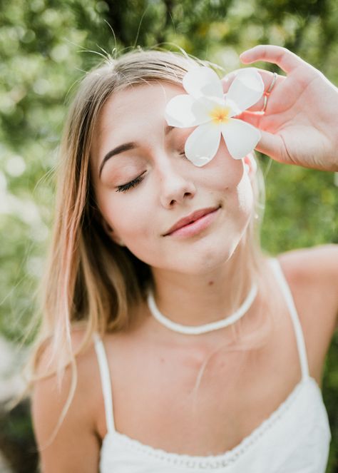 Girl posing with a flower. Close up. Model face. Frangipani Photoshoot Poses Close Up, Round Face Photography Poses, Close Up Poses, Close Up Film, Media Coursework, Photography References, Food Product Photography, Bday Photoshoot, Fun Poses