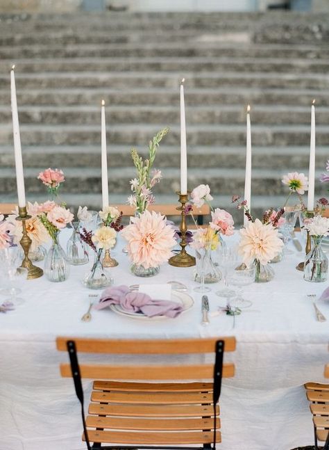 Pretty Ideas For Styling Bud Vase Wedding Centerpieces | by Bride & Blossom, NYC's Only Luxury Wedding Florist -- Wedding Ideas, Tips and Trends for the Modern, Sophisticated Bride Bud Vase Centerpiece Wedding, Bud Vase Centerpiece, Affordable Wedding Flowers, Inexpensive Wedding Flowers, Tulip Wedding, Tafel Decor, Unique Wedding Flowers, Wedding Floral Centerpieces, Wedding Vases