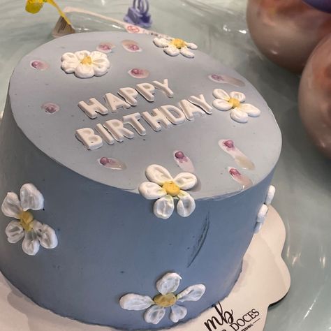 Birthday Cakes For 13 Year Girl, 13 Year Girl Birthday Cake, Cakes For Teenagers, Cake Designs For Girl, 14th Birthday Cakes, Dream Birthday, 13 Birthday, Lavender Cake