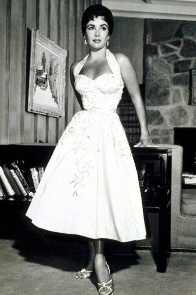elizabeth-taylor-halter-neck-dress Elizabeth Taylor Style, Oud Hollywood, 50s Style Wedding Dress, Style Icons Women, Bridesmaid Dresses Under 100, Alternative Bride, Vintage Dior, 1950s Style, Vintage Mode