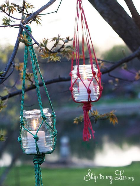 To make these hanging macrame candle holders, use neon cord to weave a macrame candle holder, the perfect fit for a Mason jar, that can light up your backyard into the night. Mason Jar Candles, Mason Jar Gifts, Macrame Candle Holder, Mason Jar Holder, Hantverk Diy, Crafts Love, Mason Jar Candle Holders, Jar Candle Holder, Hanging Mason Jars