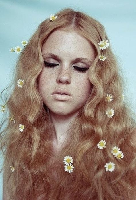 1970’s floral hair, with daisies and soft waves. Flower Hair Editorial, Flower Hair Photoshoot, 1970s Photoshoot, 60s Portrait, Hippie Hairstyles, 70s Hairstyles, 1970s Hairstyles, Hippie 70s, 70s Makeup