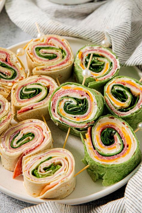 Pinwheel sandwiches are made by spreading a flavorful combination of ingredients onto large tortillas, which are then tightly rolled and sliced into spirals. Often served as appetizers, they're perfect for potlucks, parties, picnics, lunch, or on-the-go snacks. 📌 Pin this easy recipe now! Deli Pinwheels Roll Ups, Garden Party Snacks, Sandwiches Party Tray, Recept Sandwiches, Easy Picnic Food, Scuba Vbs, Pinwheel Sandwiches, Picnic Snacks, Pinwheel Appetizers