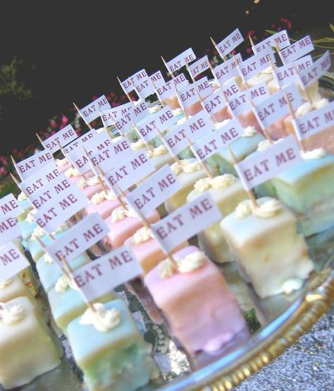 Baby Shower Party Food, Wonderland Party Theme, Disney Cute, Alice In Wonderland Tea Party Birthday, Bridal Shower Cupcakes, Onederland Birthday Party, Decoration Evenementielle, Disney Bridal Showers, Alice Tea Party