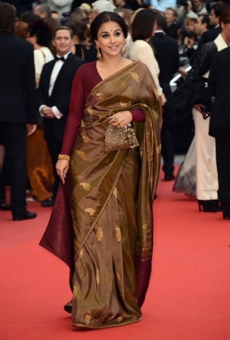 Vidya Balan wearing a sober Sabyasachi saree with maroon full sleeve blouse. Maroon Saree Blouse Combination, Elegant Saree Classy, Sabyasachi Sarees Classy, Bombay Talkies, Full Sleeves Blouse Designs, Sabyasachi Saree, Sabyasachi Mukherjee, Sabyasachi Sarees, Indian Sari Dress