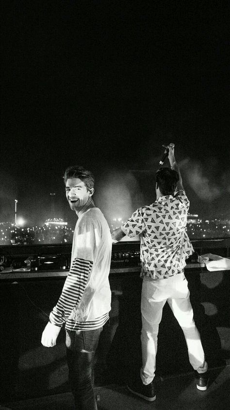 THE CHAINSMOKERS: Andrew Taggart and Alex Pall ❤❤❤ #blackandwhite The Chainsmokers Wallpaper, Chainsmokers Concert, Jonas Blue, Andrew Taggart, Macho Alfa, The Chainsmokers, Concert Aesthetic, Nice Hair, Chainsmokers