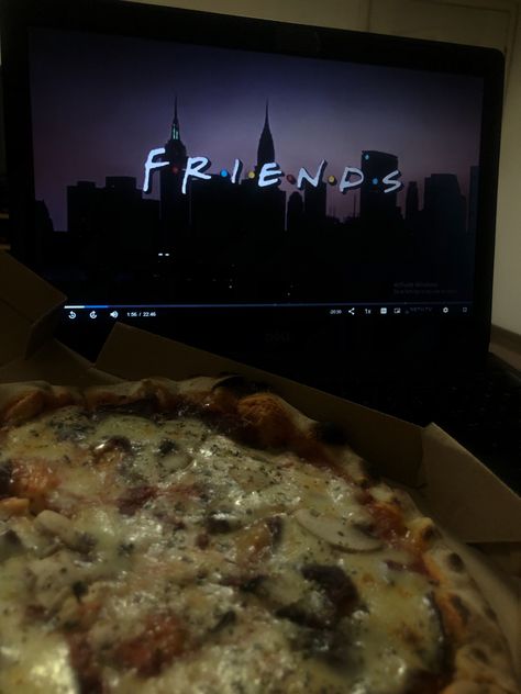 Watching Friends Aesthetic, Chilling With Friends Aesthetic, Pizza Aesthetic Night, Watching Tv Aesthetic, Watching Aesthetic, Chilling Vibes, Solo Dates, Watching Friends, Friends Night