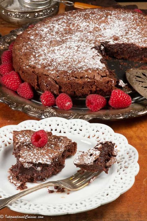 Kladdkaka is the name of this most delicious Swedish sticky gooey chocolate cake, best I ever had! Sticky Chocolate Cake, Almond Flour Chocolate Cake, Gooey Chocolate Cake, Swedish Cuisine, Chocolate Cake From Scratch, Flourless Cake, Mud Cake, Elegant Desserts, Flourless Chocolate Cakes