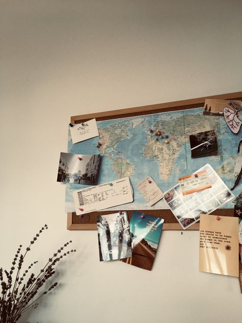 Travel Aesthetic Bedroom Ideas, Room Decor Travel Theme, Traveler Room Decor, Travel Cork Board Ideas, Travel Themed Dorm Room, World Map Decor Bedroom, Map With Pins Aesthetic, World Travel Bedroom Theme, Travel Inspired Bedroom Decor Ideas