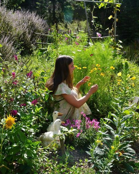 Permaculture, Old Sewing Machine, Mountain Farm, Cottagecore Aesthetic, Spring Aesthetic, Spring Vibes, Foto Pose, Future Life, My Side