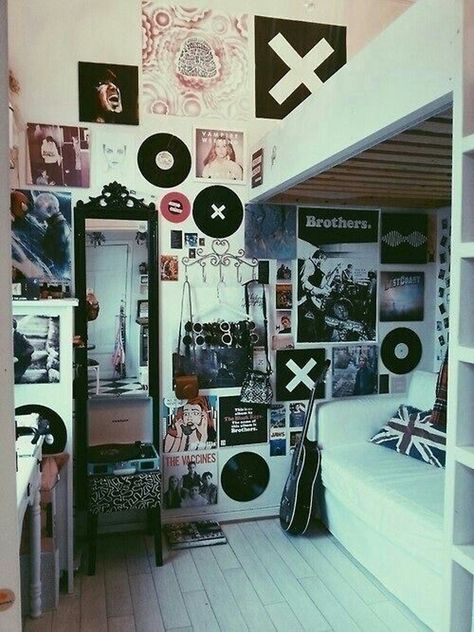 These tiny rooms make designing a college bedroom or studio apartment seem too easy to be true. Sala Grunge, Hipster Bedroom, Rum Inspo, Grunge Bedroom, Zimmer Diy, College Bedroom, Tumblr Rooms, Teen Girl Bedroom