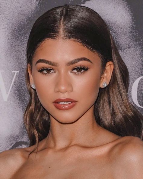 stella alonso | twisted lies First Date Makeup, Zendaya Makeup, Makeup Tips For Brown Eyes, Red Carpet Makeup, Ideas De Maquillaje Natural, Makeup Tip, Celebrity Makeup Looks, Date Makeup, Best Makeup Tips