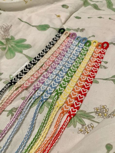 Bracelets With 8 Strings, Bracelet Patterns Thread, Friendship Bracelets Yarn, Different Friendship Bracelet Patterns, Aesthetic Thread Bracelets, Diy Bracelet Aesthetic, Braclet Inspiration String, Braclet Ideas Thread, Aesthetic Friendship Bracelets Patterns