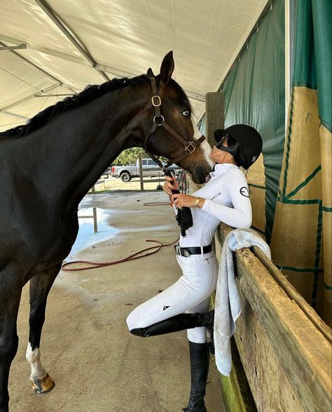 College Equestrian Team, Western Equestrian Outfits, Equestrian Outfits Summer, Equestrian Fashion Women, Aesthetic Horse Riding, Riding Outfit Equestrian, Horsey Life, Horse Riding Aesthetic, Riding Outfits