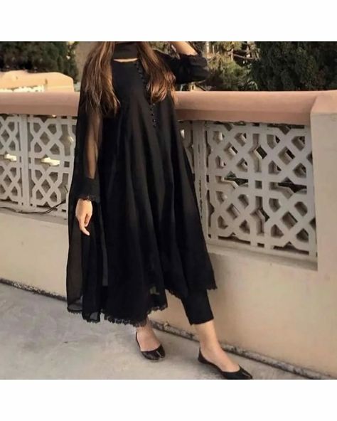 Black Dress Design Pakistani Simple, Pakistani Simple Kurti, Black Dress Design Pakistani, Black Pakistani Dress, Dress Design Pakistani, Stylish Black Dress, डिजाइनर कपड़े, Black Frock, Pakistani Outfit