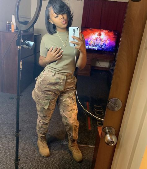 Follow @luxuriousslooks on Instagram for lashes and poppin lipglosses Air Force Black Women Female Soldier, Air Force Women Uniform, Military Female, Work Clothes Professional, Female Army Soldier, Army Girls, Air Force Women, Female Marines, Army Women