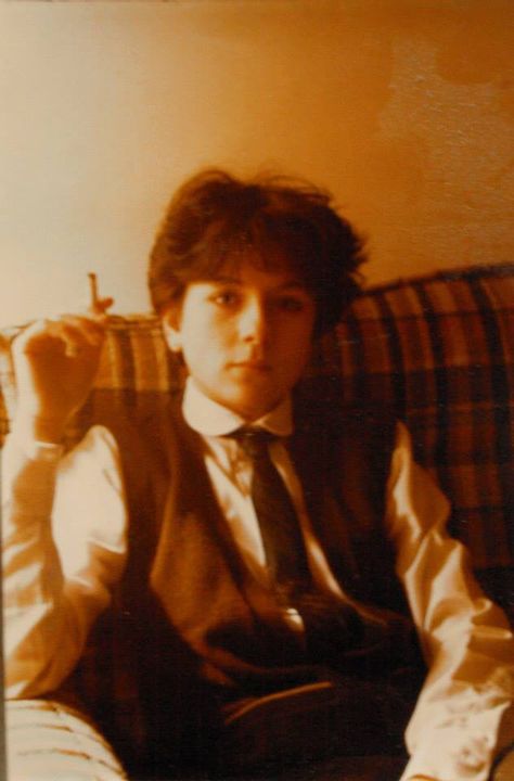 A young Donna Tartt. Oddly, this is how I rather picture the young Theo in The Goldfinch. Writers And Poets, Goldfinch, The Goldfinch, Donna Tartt, Women Writers, Dark Academia Aesthetic, The Secret History, Teenage Years, Pics Art