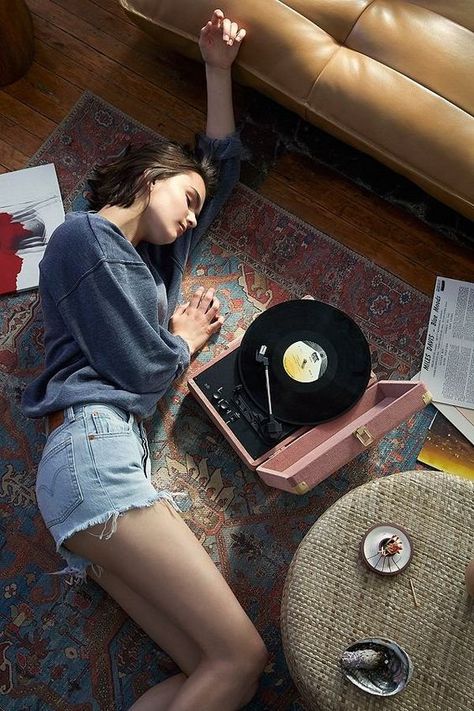 Quirky Homeware, Crosley Cruiser, Look 80s, Vinyl Record Player, 사진 촬영 포즈, Photographie Portrait Inspiration, Photographie Inspo, Foto Vintage, Poses References