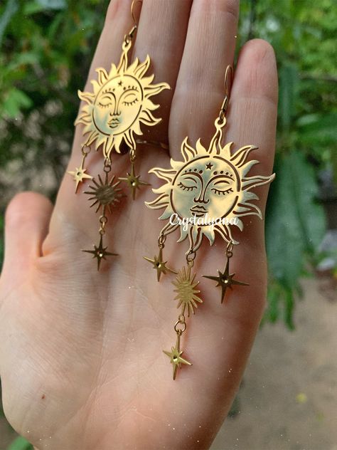 Beautiful lightweight Sun earrings 🌞  The Sun and earring hooks are made of Hypoallergenic Surgical Stainless Steel. The stars are made from brass.  Hypoallergenic, Lead Free. All of my jewelry come in a beautiful organza bags so they are perfect as a gift 🎁  Length: 9 cm = 3.5 inch Width: 3,5 cm = 1.38 inch Find me on Instagram: @crystalyanajewelry  These earrings have been handmade by me with a lot of love and care, making them truly unique and one-of-a-kind. They are the perfect gift for an Mundo Hippie, Celestial Sun, Sun Earrings, Bohemian Style Jewelry, Boho Fashion Bohemian, Bohemian Handmade, Funky Earrings, Hippie Earrings, Magical Jewelry