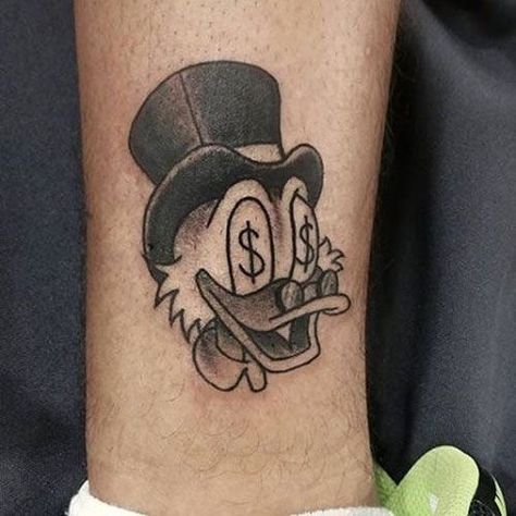 Pato Donald Money Sign Tattoo, Dollar Sign Tattoo, Money Tattoos, Money Bag Tattoo, Herren Hand Tattoos, Duck Tattoos, Dragons Tattoo, Petit Tattoo, Tato Lengan