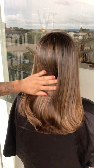 Hair Cuts For Medium Length Thick Hair, Cindy Crawford Hair Color, Bridesmaids Hair Down, Hair With Red Undertones, Coffee Color Hair, Medium Length Thick Hair, Autumn Celebrities, Light Honey Brown, Jennifer Aniston Hair Color