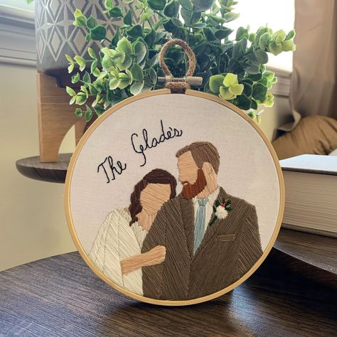 This is a 100% hand-embroidered STANDARD Wedding or Anniversary portrait, (NO VINES OR FLORAL ACCENTS INCLUDED) personalized on a 4, 6 or 8 inch cotton canvas. (Prices vary by size)  Each portrait has a felt backside, finished with twine and comes sweetly packaged just for you!  Once you place an order, send me a message with the photo you would like me to recreate (your message will automatically link to your order), then I will send you a draft sketch for your approval before I begin sewing.  It makes a beautiful gift for your loved ones (or yourself) PLUS it looks beautiful in your home all year!  Connect with us on social media or check out my other portraits @goodness_gracious_co  Each portrait is carefully crafted to match each person shown to the best of my ability.  **NOTE: Apart f Couture, Anniversary Gift Embroidery, Embroidery For Anniversary, Hand Embroidery Portrait, Embroidery Wedding Gifts Ideas, Hand Embroidery Ornaments, Wedding Hand Embroidery, Wedding Anniversary Embroidery, Embroidery Wedding Gifts