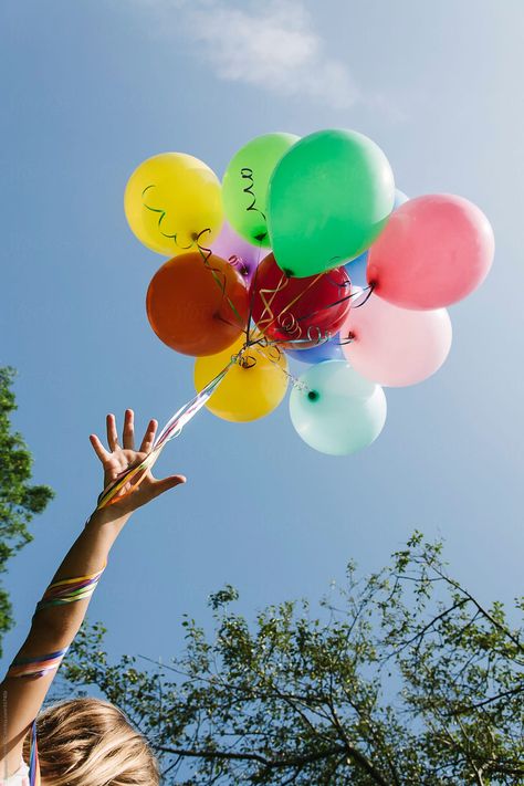 Holding Balloons Photography, Balloon Photoshoot Ideas, Photoshoot With Balloons, Balloons Aesthetic, Balloon Photography, Holding Balloons, Balloons Photography, Beautiful Balloons, Colorful Balloons