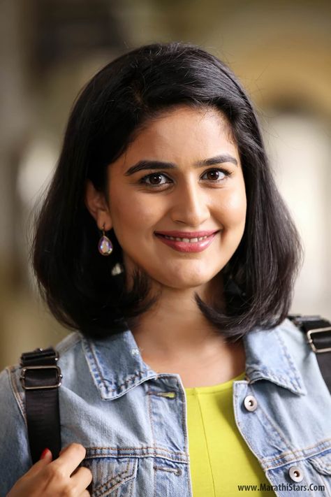 VAIDEHI PARSHURAMI Vaidehi Parshurami, Pooja Bose, Nivedha Thomas, Girls Dresses Diy, Serial Actress, Instagram Id, College Girl, Date Of Birth