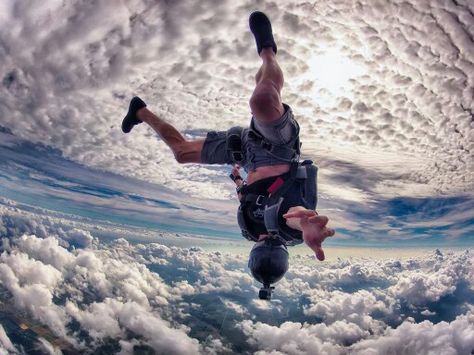 Upside Down Skydiver Base Jumping, Yamagata, Gopro Photos, Gopro Camera, Kunst Inspiration, Go Pro, Big Photo, Break Dance, Skydiving