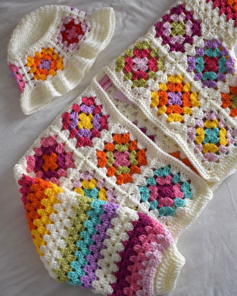 Realm Designs on Instagram: “Crochet perfect for spring 🌼✨🌈💕🌞” Crochet Granny Square Clothes, Granny Square Clothes, Granny Square Crochet Top, Cardigan Tutorial, Free Crochet Cardigan, Crochet Cardigan Tutorial, Crochet Hook Holder, Granny Square Haken, Crochet Unique