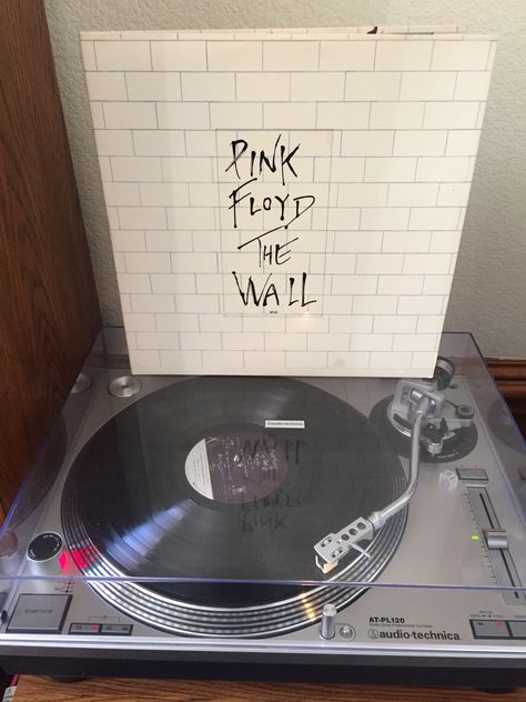 Pink Floyd Aesthetic, Vinyl Wishlist, Pink Floyd Vinyl, Cd Aesthetic, Pink Floyd Albums, Pink Floyd Wall, Record Vinyl, Music Studio Room, Music Things
