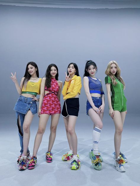 Itzy Twitter, Itzy Sneakers, Itzy Checkmate, Studio Choom, Kpop Concert Outfit, Concert Fits, Be Original, Twitter Update, Group Photos