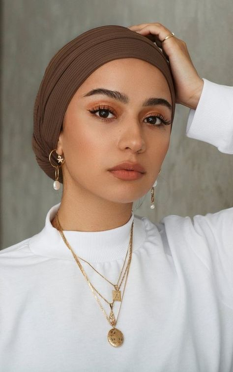 Hijab Fashion Turban, Glamorous Natural Makeup, Turban Style Outfits, Hijabi Photography Ideas, Head Wrap Outfit, Turban Hijab Style, Turban Mode, Turbans For Women, Hijab Turban Style