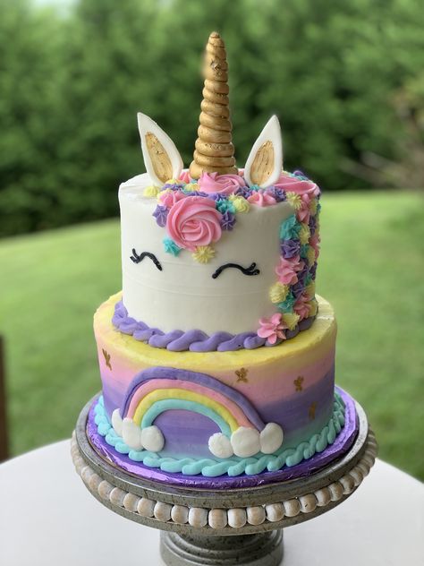 Unicorn Birthday Party Cake Rainbow Cupcakes, Large Unicorn Cake, Cute Unicorn Cake Birthday, Rainbow Unicorn Cake Birthday Kids, Rainbow Cake With Unicorn, Rainbow Cake Unicorn, Unicorn Cake 5th Birthday, Unicorn Cake Aesthetic, Unicorn Cake 4th Birthday