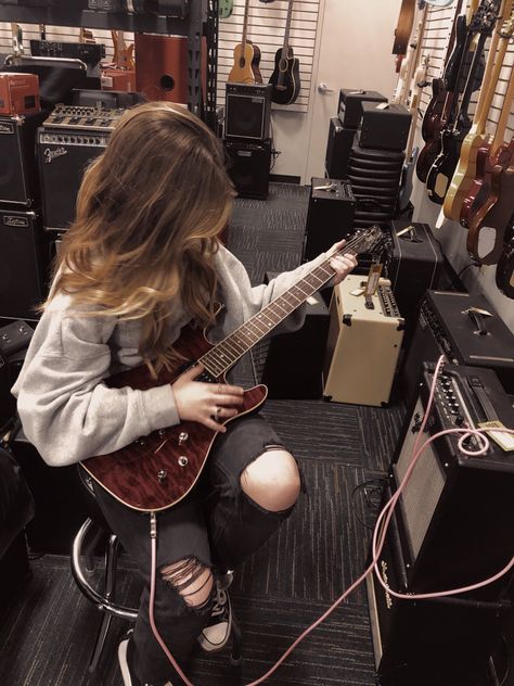 Punk Girlfriend Aesthetic, Girl With Guitar Aesthetic, Guitar Aesthetic Girl, Guitar Girl Aesthetic, Blonde Rockstar, Female Guitarist Aesthetic, Guitarist Aesthetic, Girl Guitarist, Guitarist Girl